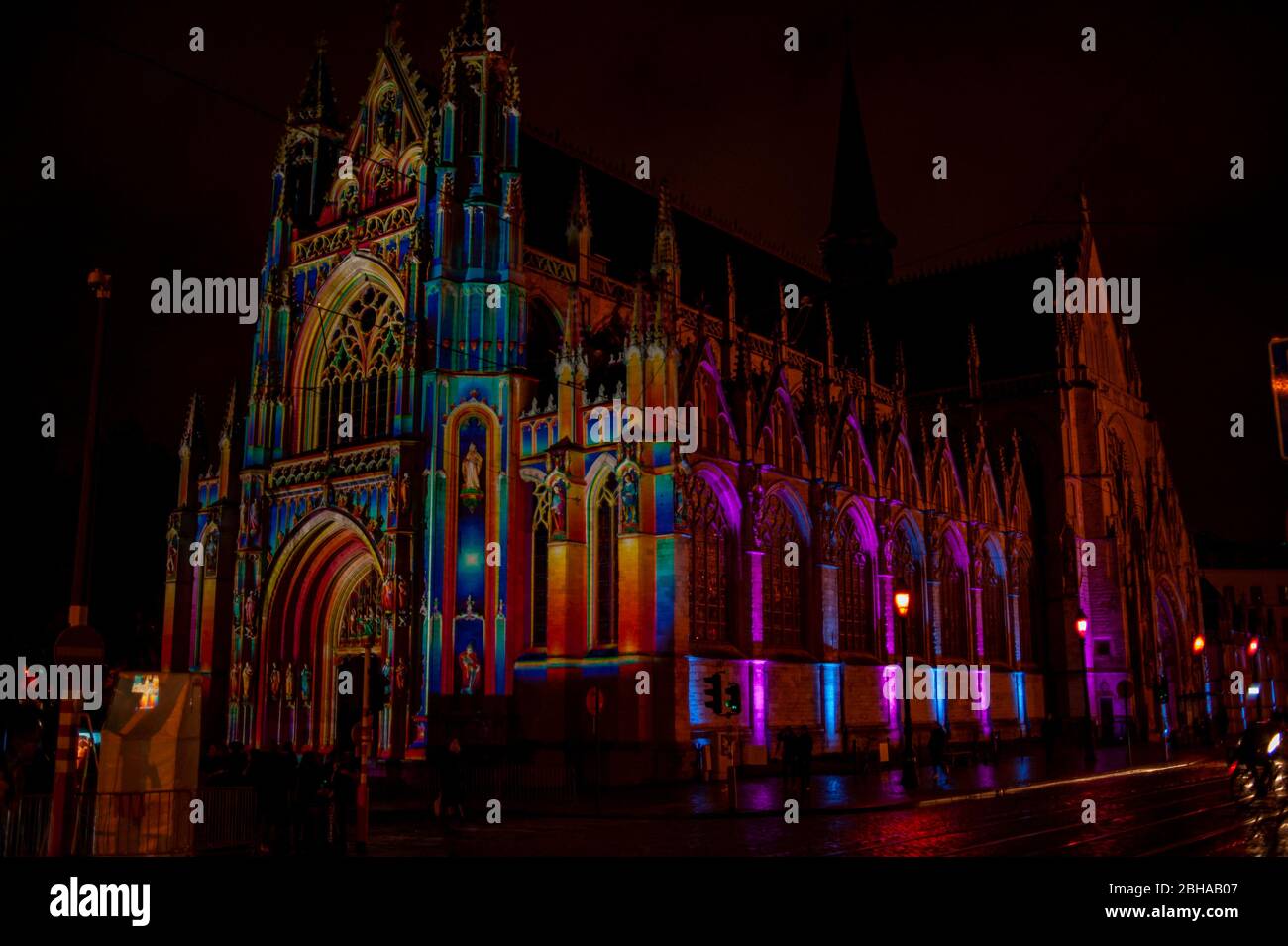 Helles Brüsseler Festival des Lichts. Kontemplation von Patrice Warrener, die die prächtige gotische Fassade unserer Lieben Frau vom Sablon beleuchtet. Stockfoto