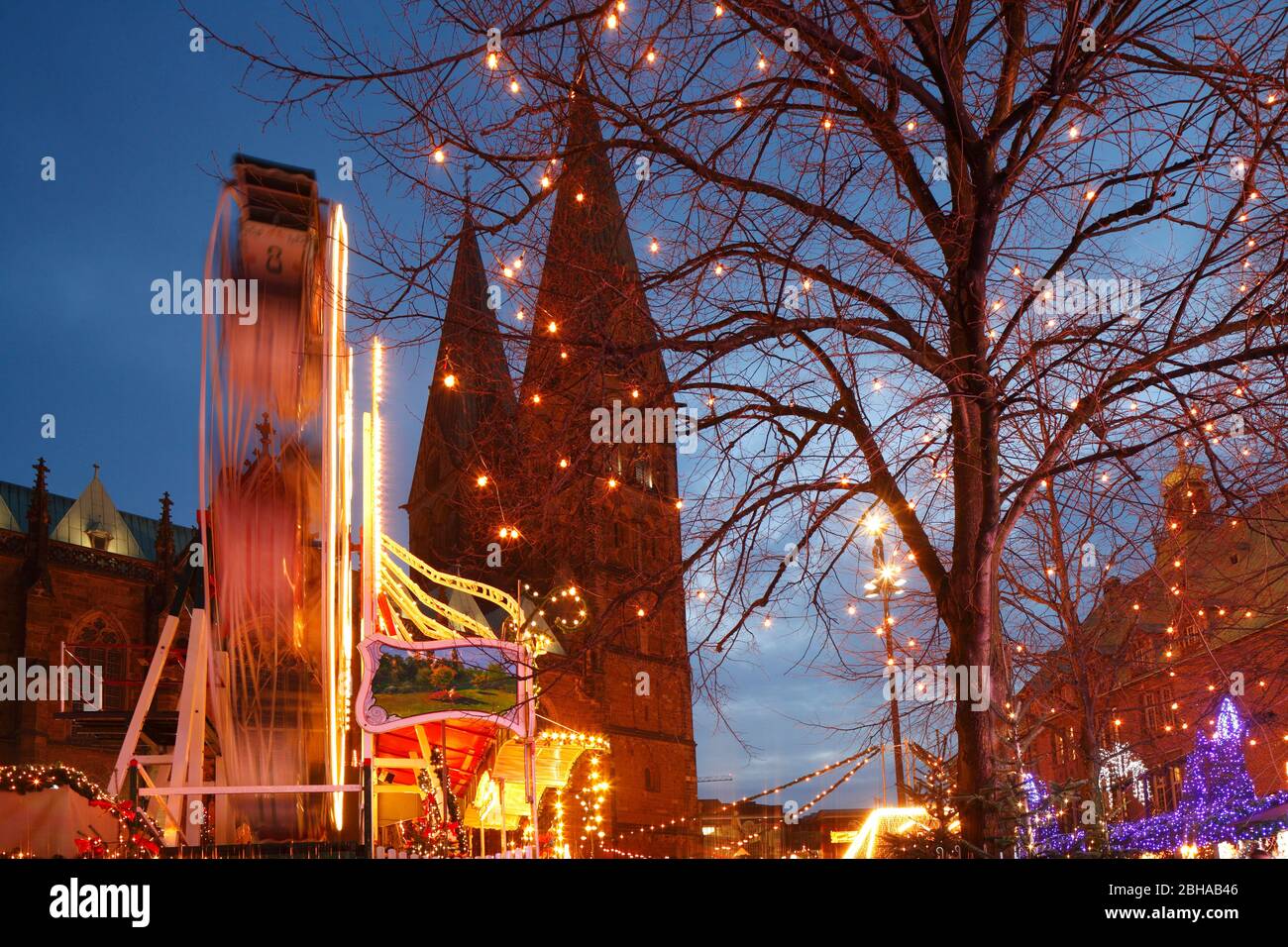 Weihnachtsmarkt mit Dom St. Petri auf dem Domshof in der Abenddämmerung ...