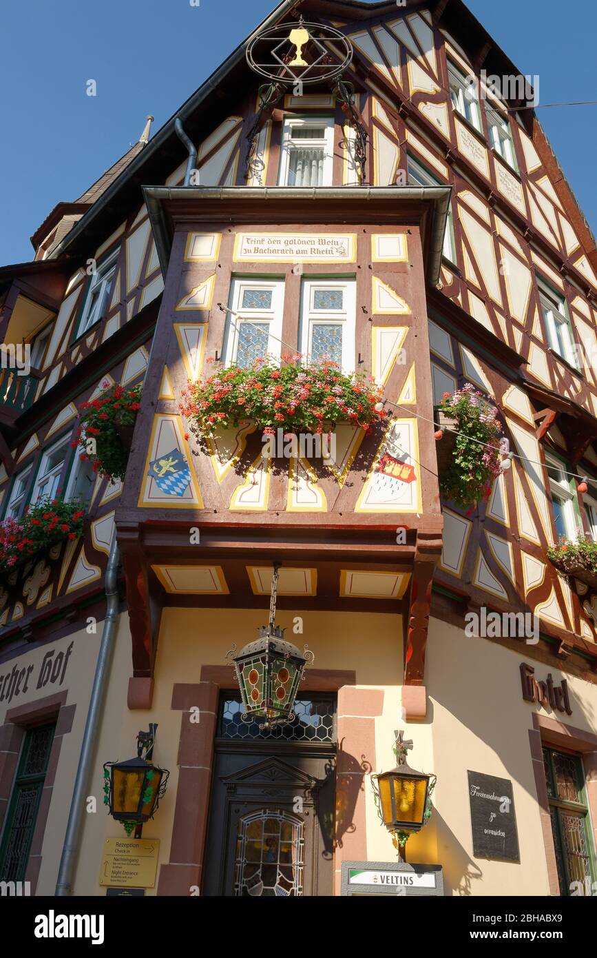 Fachwerkhaus Hotel Altkölnischer Hof in der Oberstraße in Bacharach am Rhein, Bacharach, Rheintal, UNESCO-Welterbe Oberes Mittelrheintal, Rheinland-Pfalz, Deutschland Stockfoto