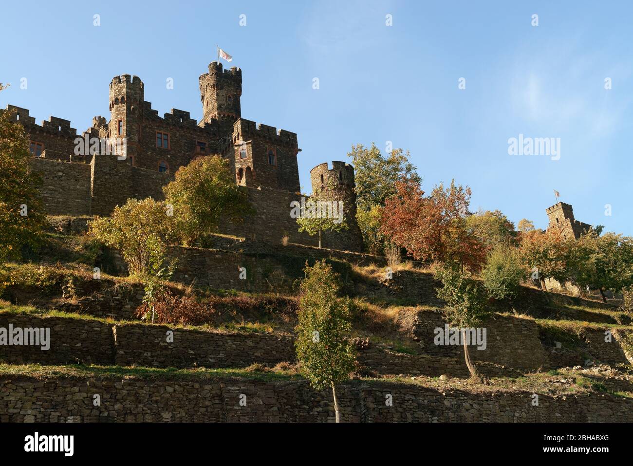 Blick auf Schloss Reichenstein bei Trechtingshausen, Trechtingshausen, UNESCO-Weltkulturerbe Oberes Mittelrheintal, Rheintal, Rheinland-Pfalz, Deutschland Stockfoto