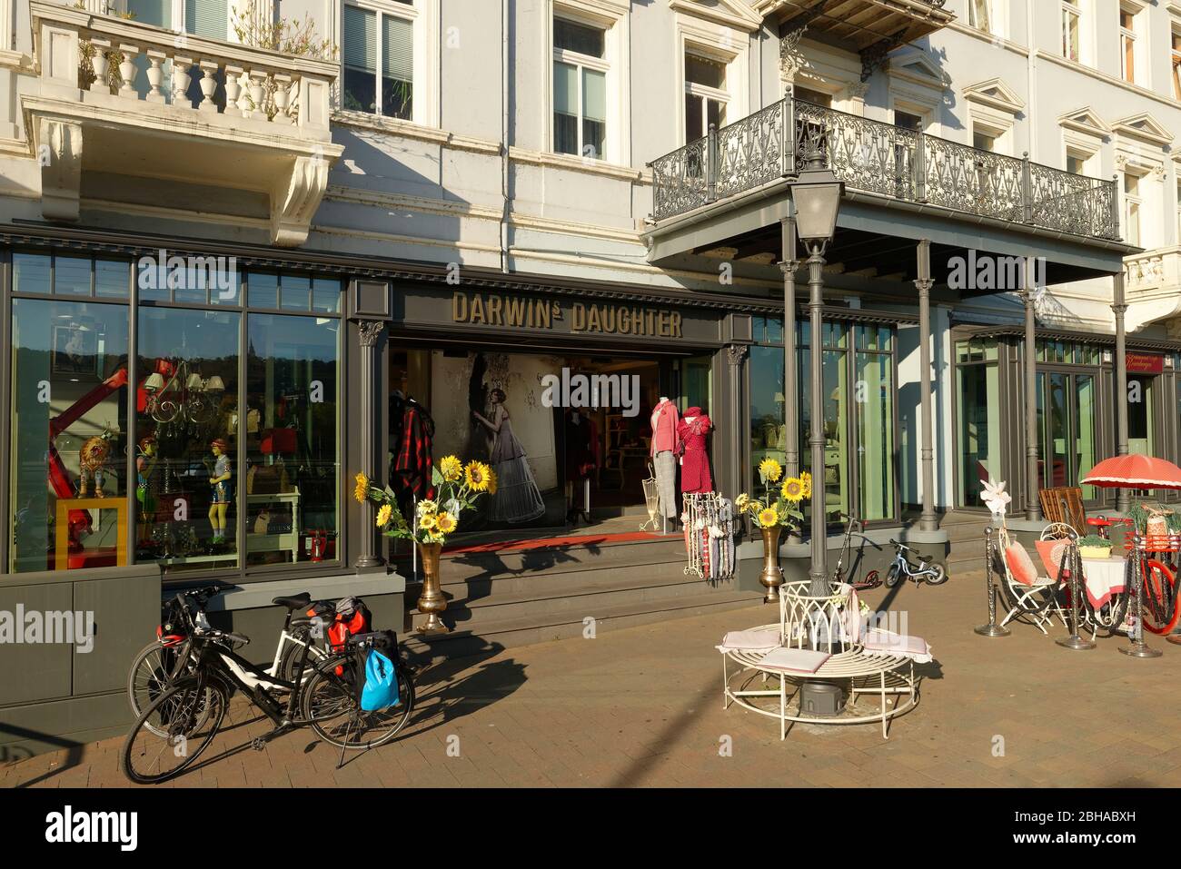 Häuser an der Rheinpromenade, Rüdesheim am Rhein, UNESCO-Welterbe Oberes Mittelrheintal, Rheintal, Hessen, Deutschland Stockfoto