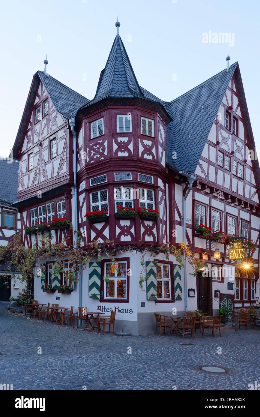 Weinhaus Altes Haus am alten Marktplatz im Abendlicht in Bacharach am Rhein, Bacharach, Rheintal, UNESCO-Welterbe Oberes Mittelrheintal, Rheinland-Pfalz, Deutschland Stockfoto