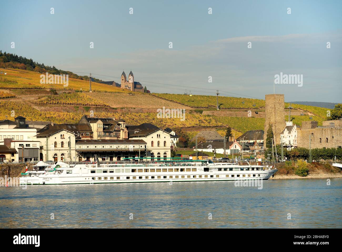 Blick von der Autofähre Bingen am Rhein auf Rüdesheim, Klosterkirche St. Hildgard und Turm von Boosenburg, Rüdesheim am Rhein, UNESCO-Welterbe Oberes Mittelrheintal, Rheintal, Hessen, Deutschland Stockfoto