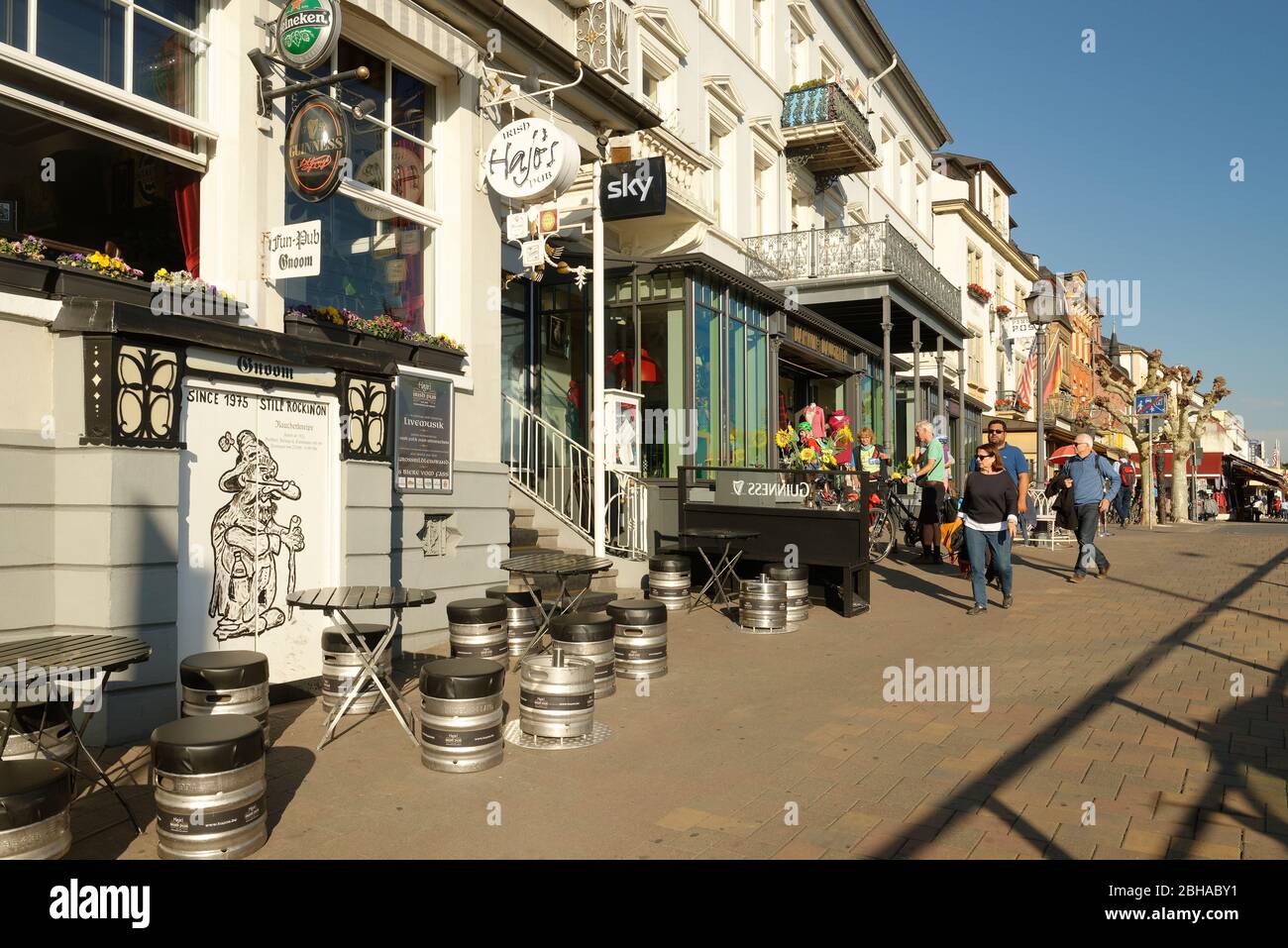 Häuser an der Rheinpromenade, Rüdesheim am Rhein, UNESCO-Welterbe Oberes Mittelrheintal, Rheintal, Hessen, Deutschland Stockfoto