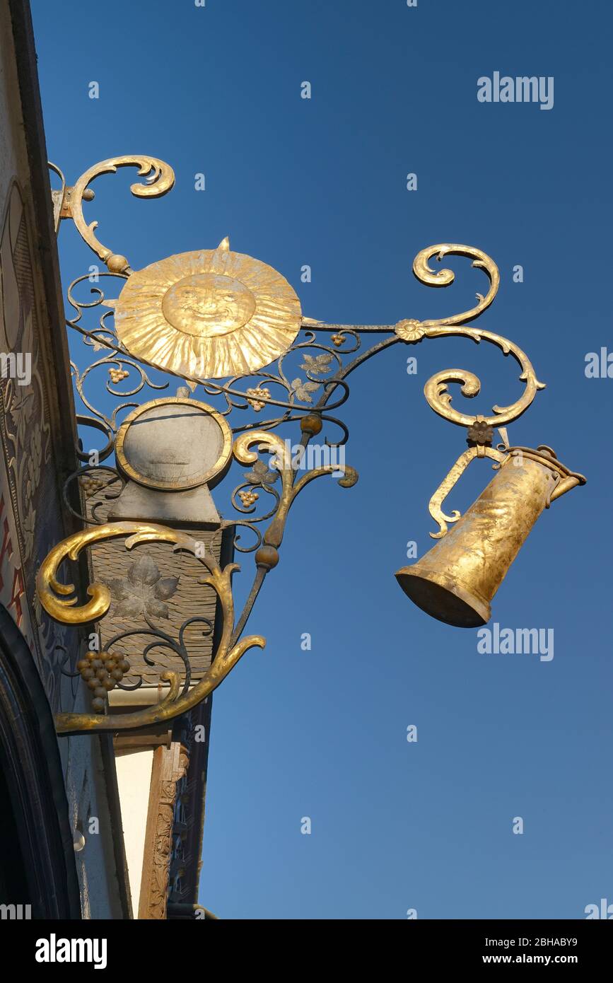 Dekoriertes Schild an einer Weinbar in der Altstadt von Rüdesheim am Rhein, Rüdesheim am Rhein, UNESCO-Weltkulturerbe Oberes Mittelrheintal, Rheintal, Hessen, Deutschland Stockfoto