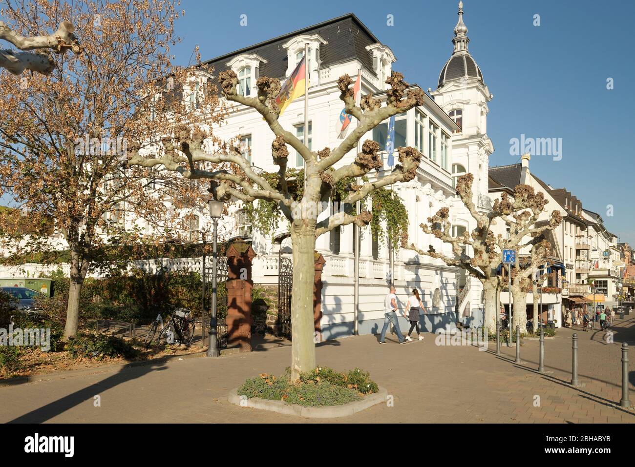 Häuser an der Rheinpromenade, Rüdesheim am Rhein, UNESCO-Welterbe Oberes Mittelrheintal, Rheintal, Hessen, Deutschland Stockfoto
