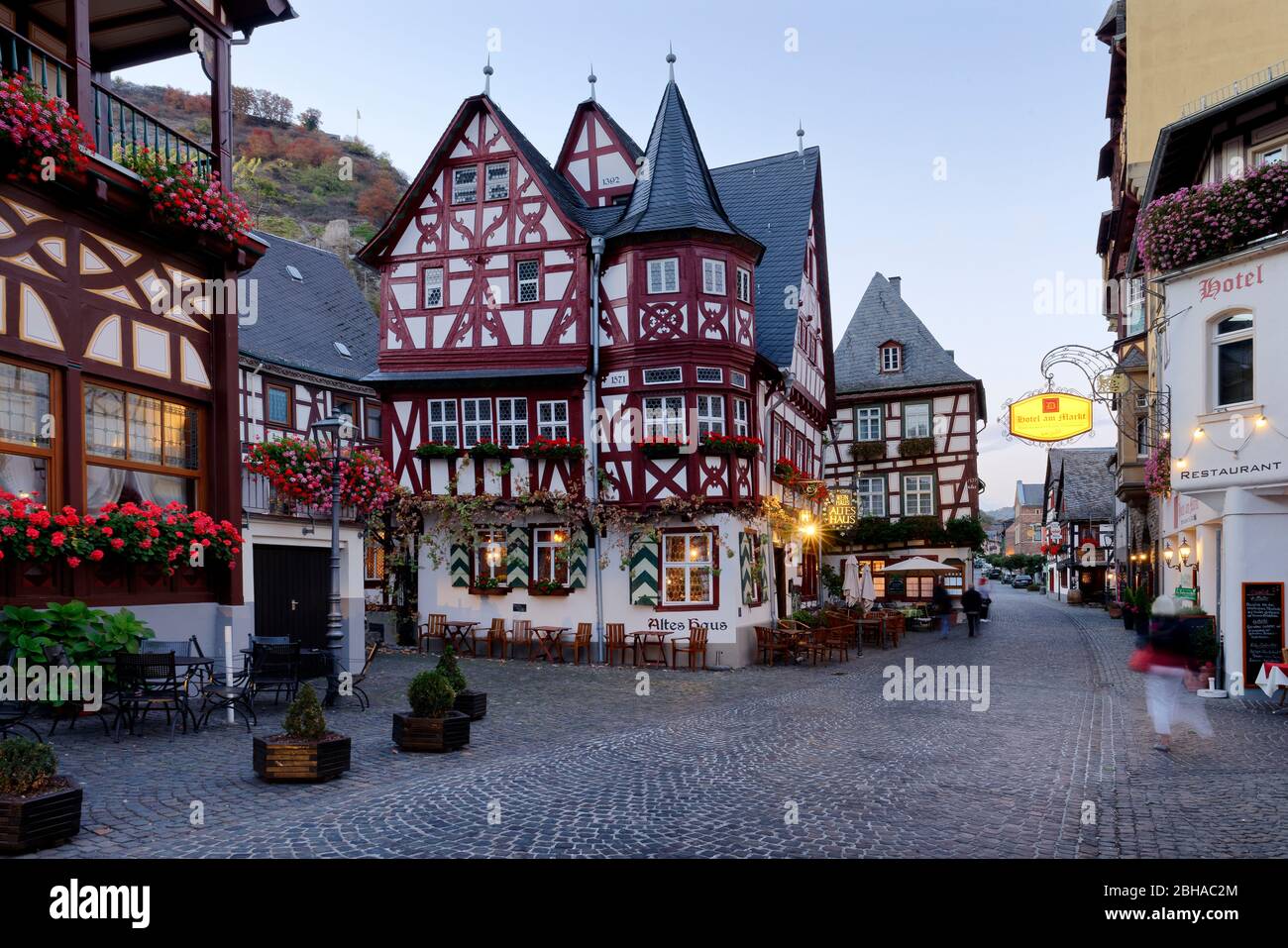 Weinhaus Altes Haus am alten Marktplatz im Abendlicht in Bacharach am Rhein, Bacharach, Rheintal, UNESCO-Welterbe Oberes Mittelrheintal, Rheinland-Pfalz, Deutschland Stockfoto