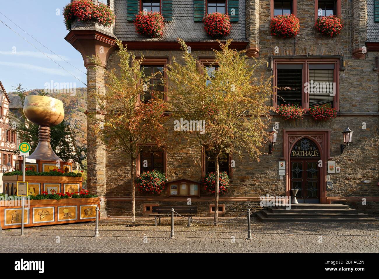 Weinkrug vor der Stadtverwaltung St. Goar-Oberwesel, Oberwesel, UNESCO-Welterbe Oberes Mittelrheintal, Rheintal, Rheinland-Pfalz, Deutschland Stockfoto