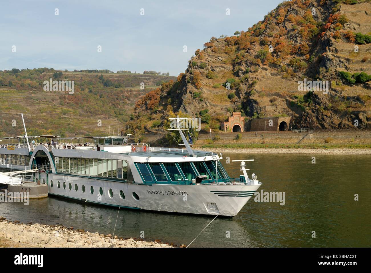 Blick vom Rheinufer von St. Goar auf die Anlegestelle des Ausflugsschiffes Amadeus Symphony und den Schieferfelsen Loreley, St. Goar, UNESCO-Welterbe Oberes Mittelrheintal, Rheintal, Rheinland-Pfalz, Deutschland Stockfoto
