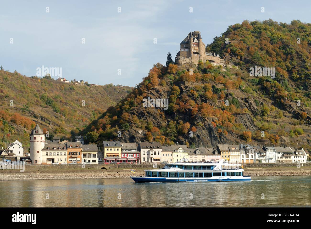 Blick über den Rhein auf Schloss Katz und St. Goarshausen, St. Goarshausen, UNESCO-Weltkulturerbe Oberes Mittelrheintal, Rheintal, Rheinland-Pfalz, Deutschland Stockfoto