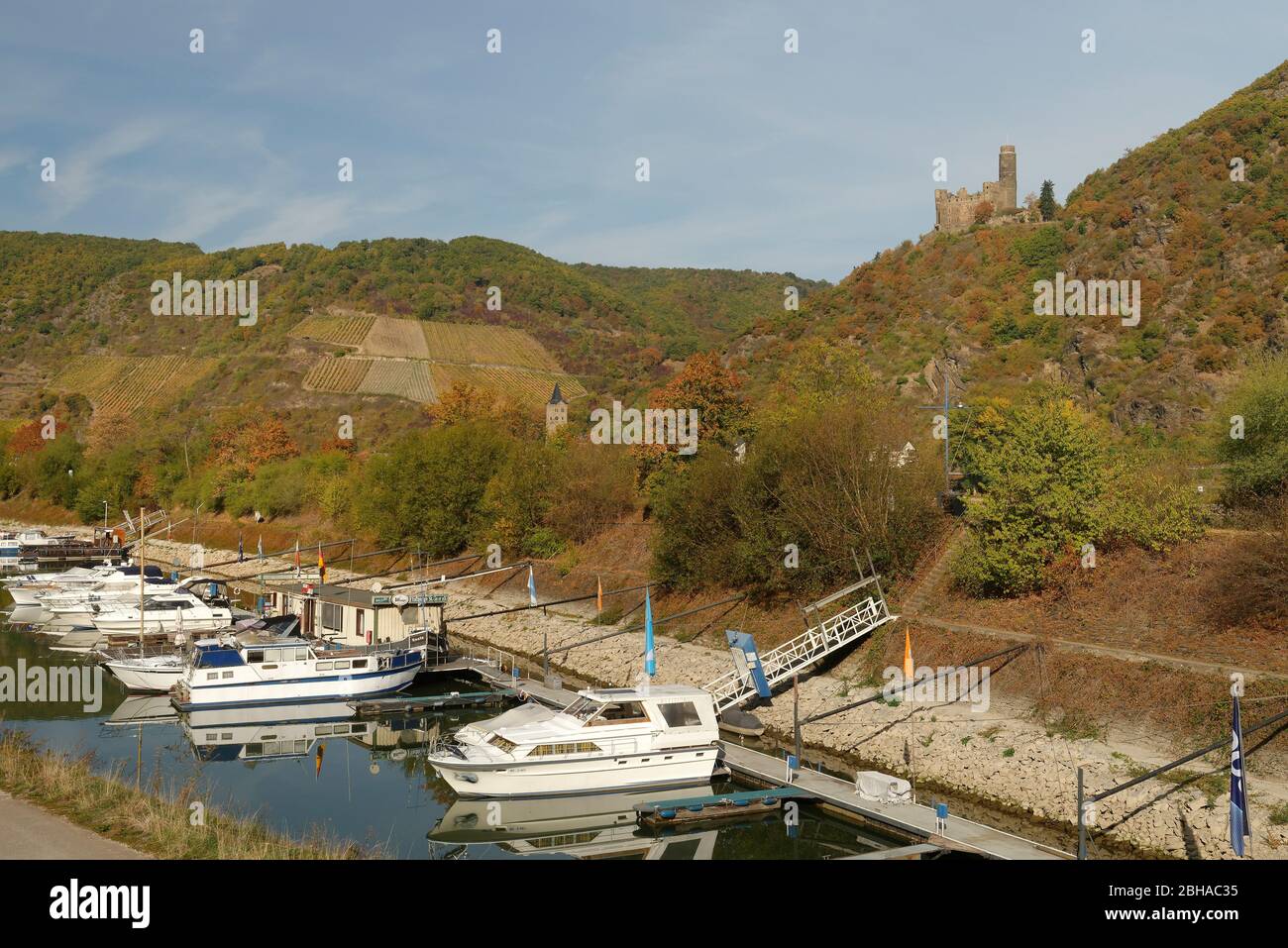 Blick vom Yachtclub St. Goar auf das Mausschloss St. Goar, UNESCO-Weltkulturerbe Oberes Mittelrheintal, Rheinland-Pfalz, Deutschland Stockfoto