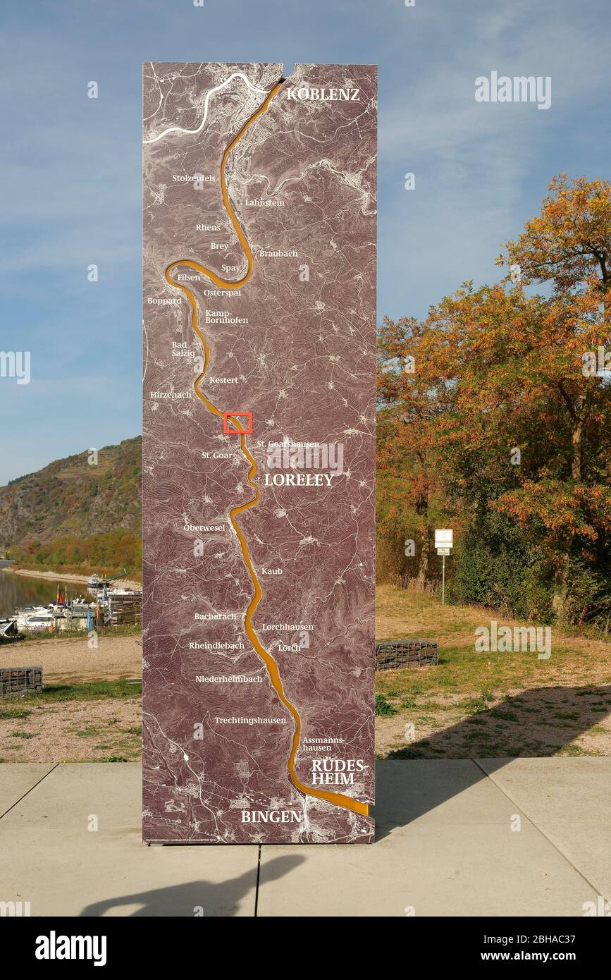 Informationstafel über die Route des UNESCO-Welterbes Oberes Mittelrheintal auf dem Rheinradweg, Rheintal, Rheinland-Pfalz, Deutschland Stockfoto