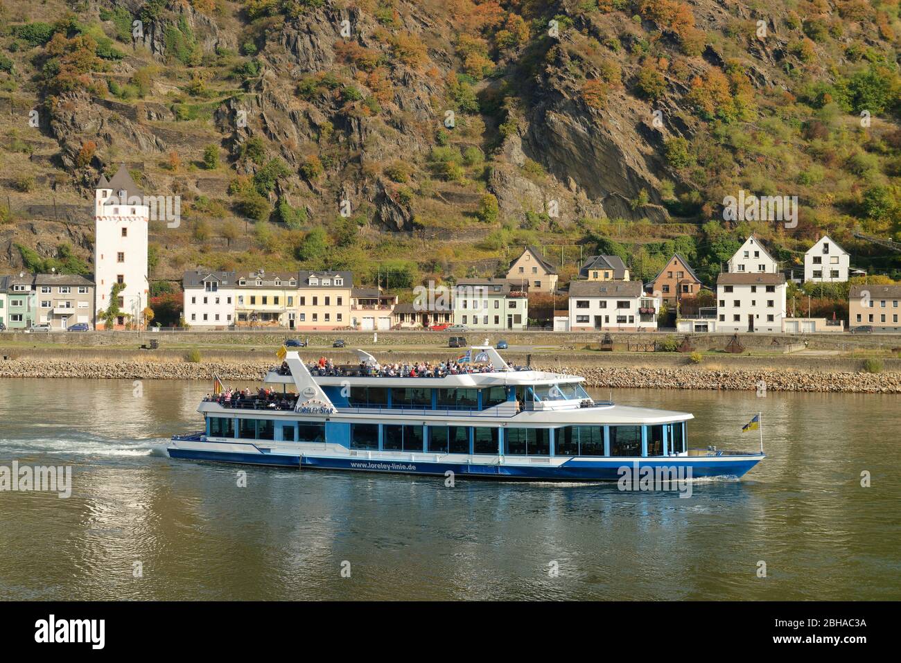 Blick über den Rhein auf St. Goarshausen, St. Goarshausen, UNESCO-Weltkulturerbe Oberes Mittelrheintal, Rheintal, Rheinland-Pfalz, Deutschland Stockfoto