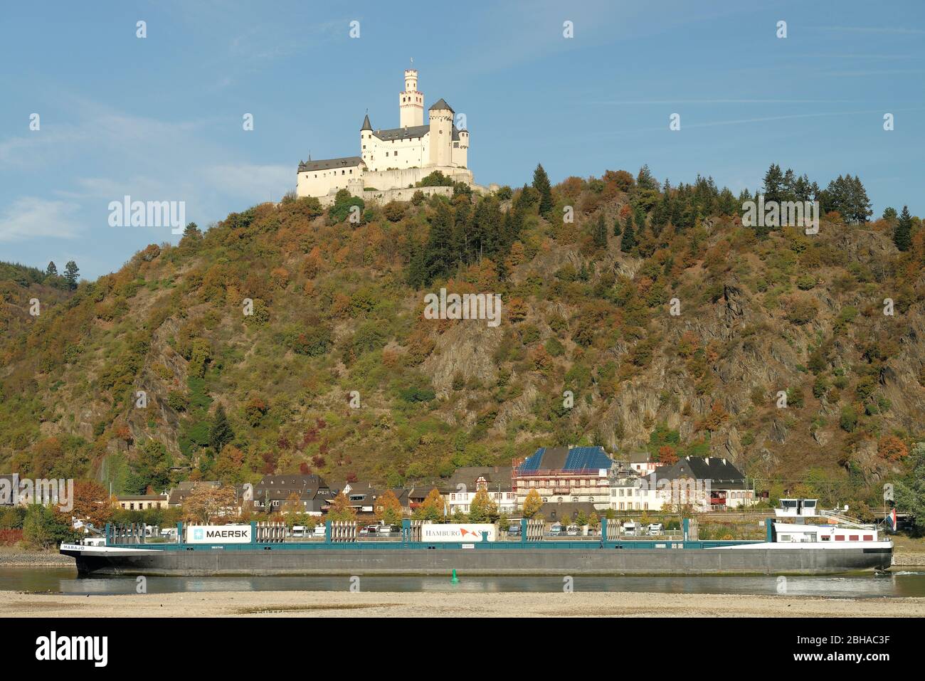 Blick über den Rhein bis zur Stadt Braubach mit der Marksburg, UNESCO-Welterbe Oberes Mittelrheintal, Braubach, Rheinland-Pfalz, Deutschland Stockfoto