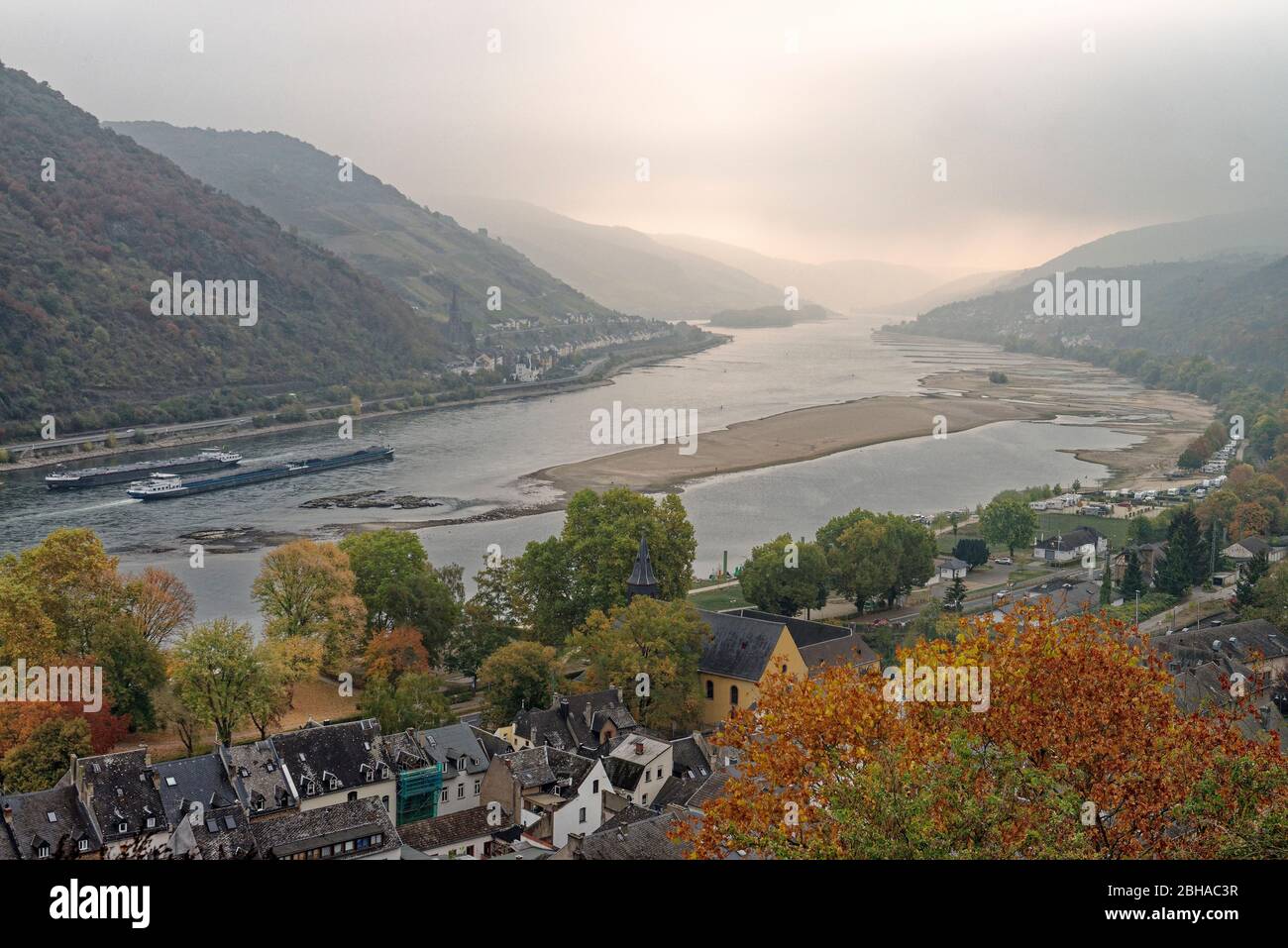 Blick vom Schloss Stahleck in Bacharach auf Rhein und Rheintal im Morgenlicht, Bacharach, UNESCO-Welterbe Oberes Mittelrheintal, Rheinland-Pfalz, Deutschland Stockfoto