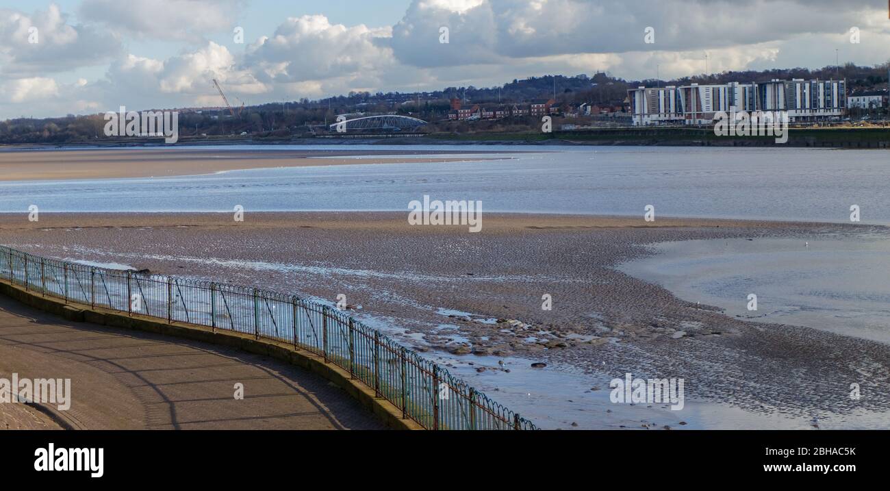Die Uferpromenade in Runcorn von der Victoria Promenade in Widnes aus gesehen. Die Swing Bridge überquert den Manchester Ship Canal zum Wigg Island Community Park Stockfoto