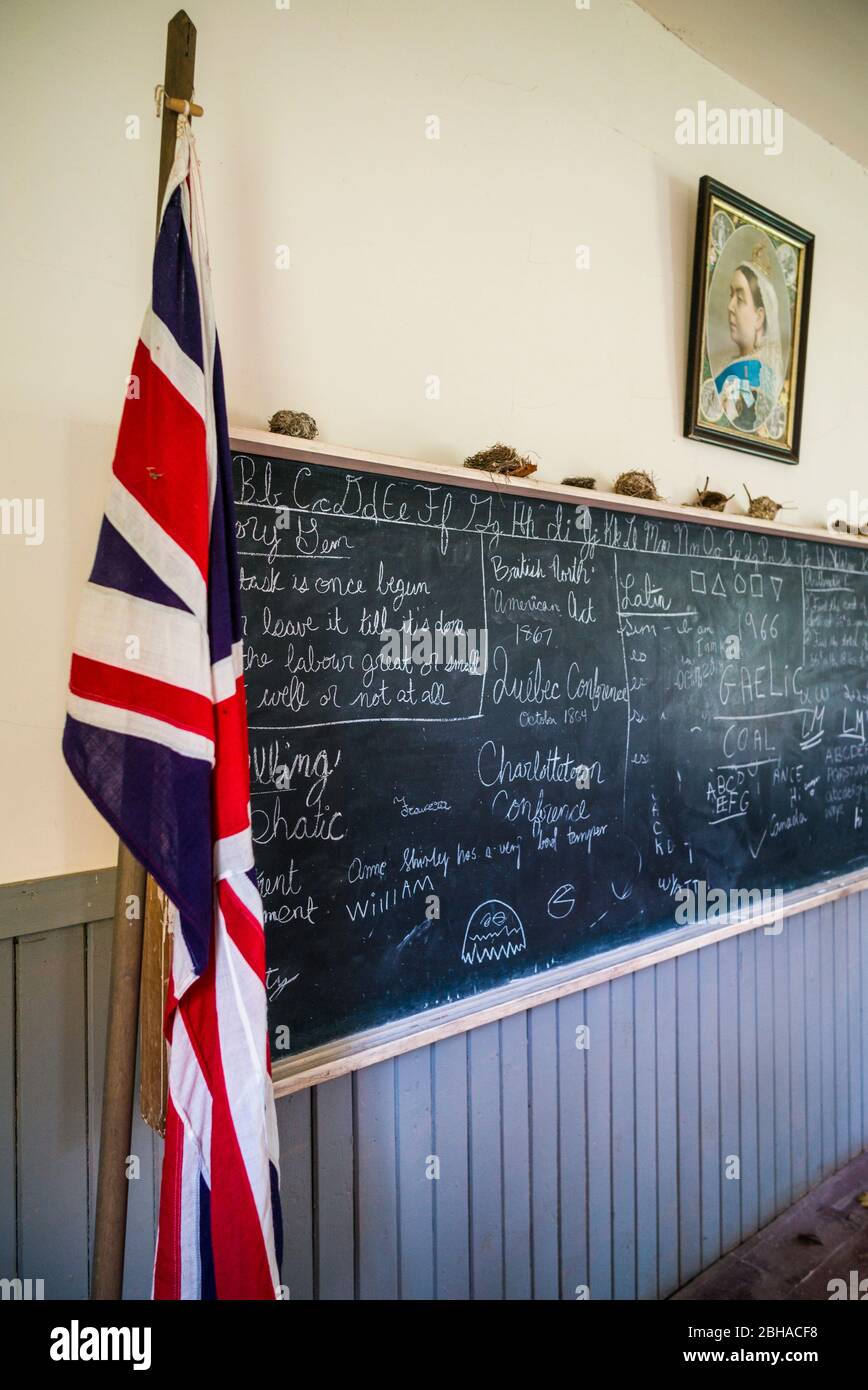 Kanada, Prince Edward Island, Orwell, Orwell Ecke historisches Dorf, Orwell Schule, b. 1895, Innenraum mit Tafel und Porträt der britischen Königin Victoria Stockfoto