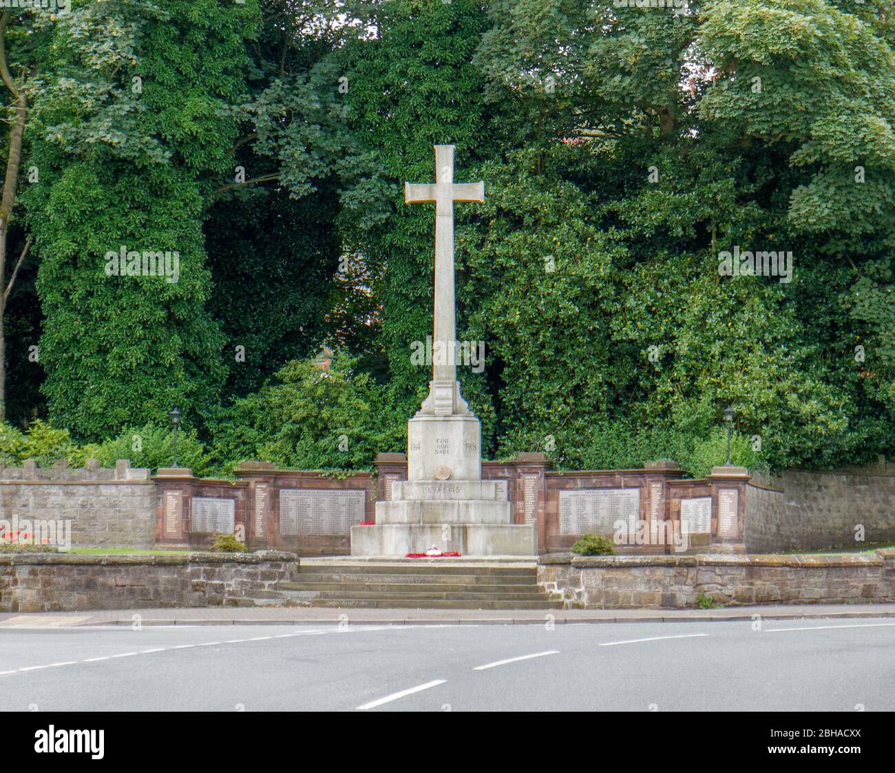Das Kenotaph im Denkmal des Ersten Weltkriegs an der Greenway Road in Runcorn, das in den 1940er Jahren zu Ehren der im Zweiten Weltkrieg Verstorbene neu eingeweiht wurde Stockfoto