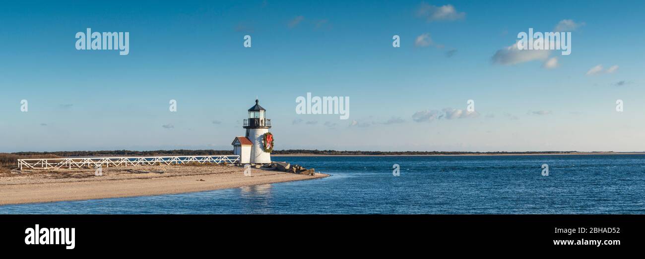 USA, New England, Massachusetts, Nantucket Island, Nantucket Town, Brent Point Lighthouse mit einem Weihnachtskranz Stockfoto