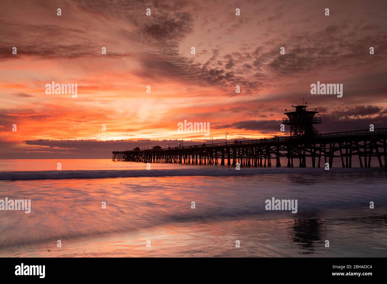 Silhouette des Piers bei Sonnenuntergang, San Clemente, Kalifornien, USA Stockfoto