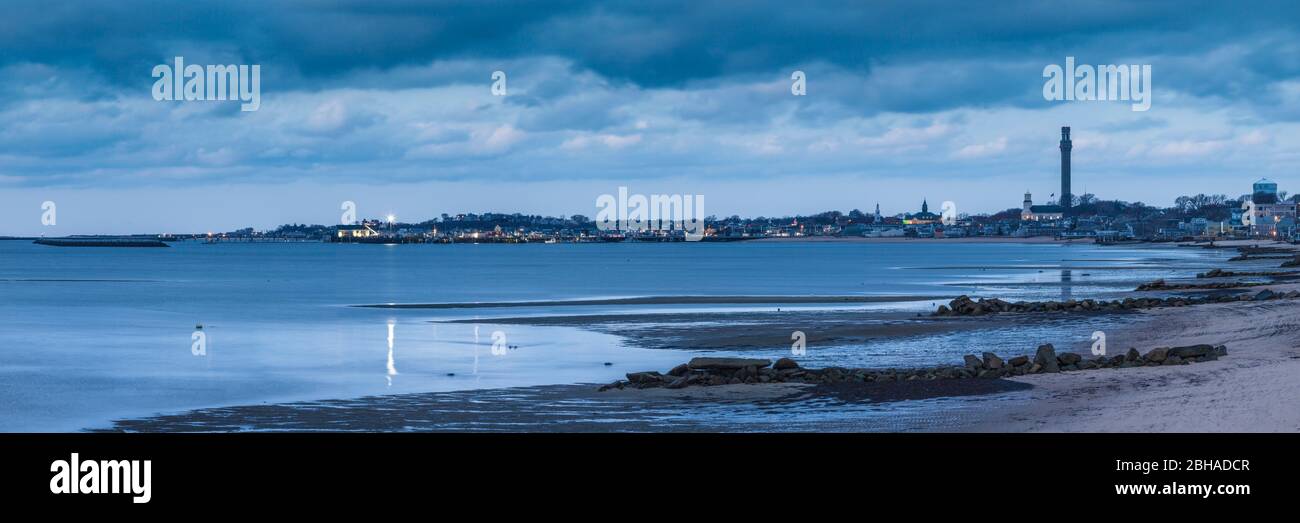 USA, New England, Massachusetts, Cape Cod, Provincetown, Skyline der Stadt bei Sonnenaufgang vom Provincetown Hafen Stockfoto