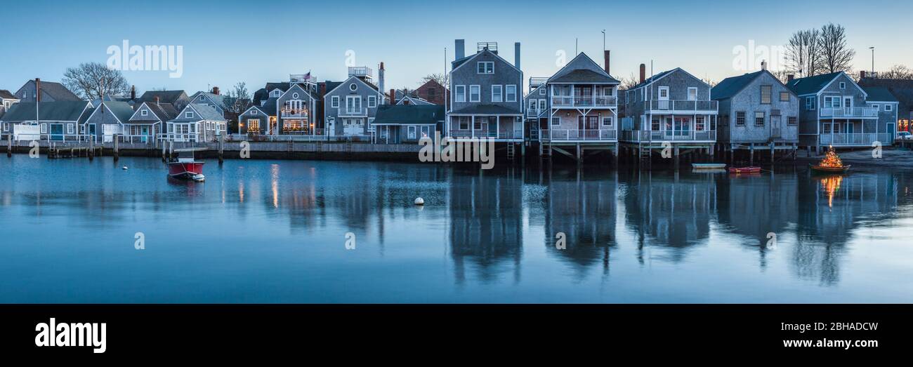 USA, New England, Massachusetts, Nantucket Island, Nantucket Town, kleine Dory mit Weihnachtsbaum durch die Stadt am Wasser Stockfoto