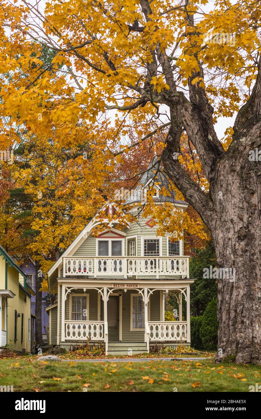 USA, Maine, Bayside, Bayview Cottages, oceanside Gemeinschaft von Cottages im ehemaligen religiösen themed Resort, Cottage, Herbst Stockfoto