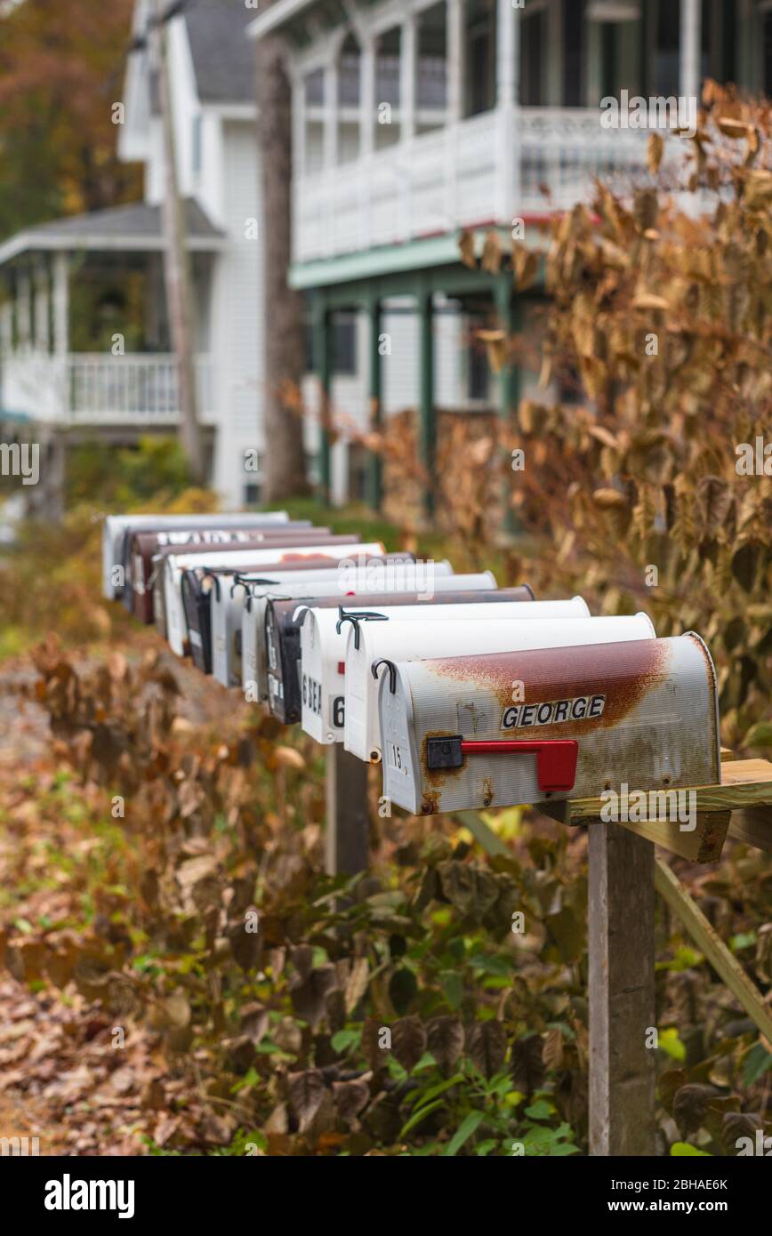 USA, Maine, Bayside, Bayview Cottages, oceanside Gemeinschaft von Cottages im ehemaligen religiösen themed Resort, Mailboxen, Herbst Stockfoto