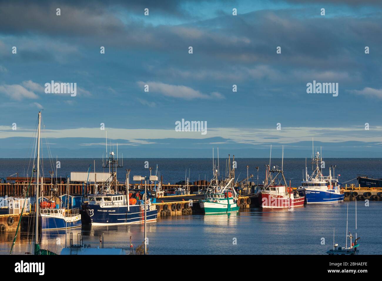 Kanada, New Brunswick, nordöstlichen New Bruswick, Caraquet, Boote im Fischereihafen, Dawn Stockfoto