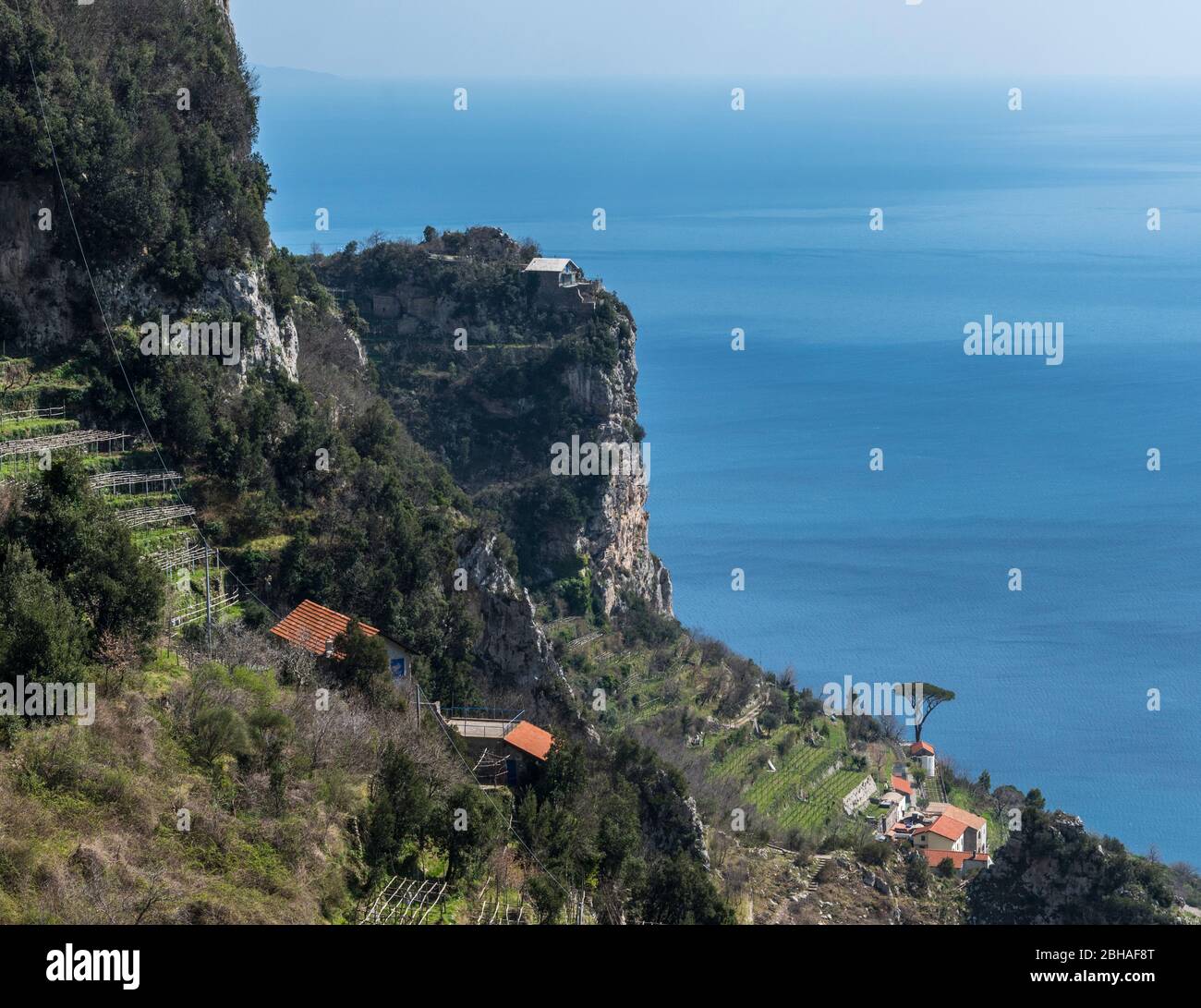 Der Weg der Götter: Sentiero degli Dei. Unglaublich schöner Wanderweg hoch über der Amalfitana oder Amalfi Küste in Italien, von Agerola nach Positano. März 2019. Klippe mit Landwirtschaft Stockfoto