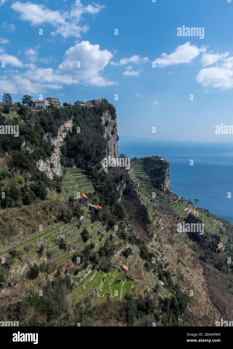 Der Weg der Götter: Sentiero degli Dei. Unglaublich schöner Wanderweg hoch über der Amalfitana oder Amalfi Küste in Italien, von Agerola nach Positano. März 2019. Klippe mit Landwirtschaft Stockfoto