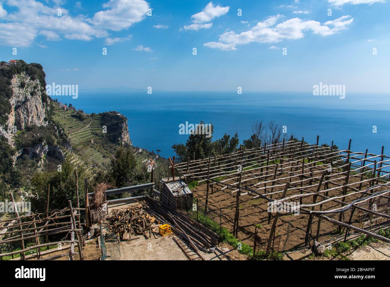 Der Weg der Götter: Sentiero degli Dei. Unglaublich schöner Wanderweg hoch über der Amalfitana oder Amalfi Küste in Italien, von Agerola nach Positano. März 2019. Landwirtschaft auf der Klippe Stockfoto