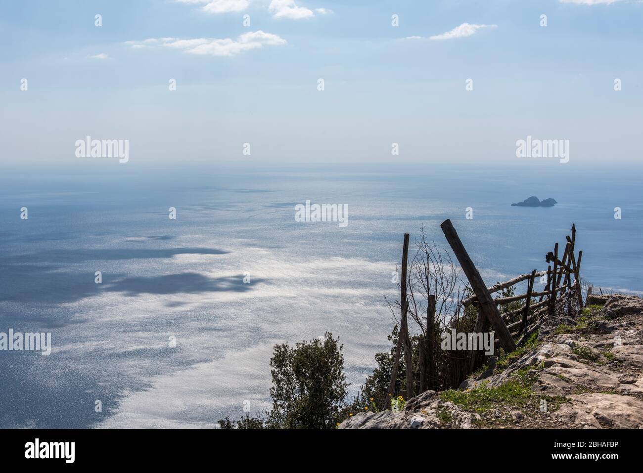 Der Weg der Götter: Sentiero degli Dei. Unglaublich schöner Wanderweg hoch über der Amalfitana oder Amalfi Küste in Italien, von Agerola nach Positano. März 2019. Gefährlicher Ort mit Holzzaun Stockfoto