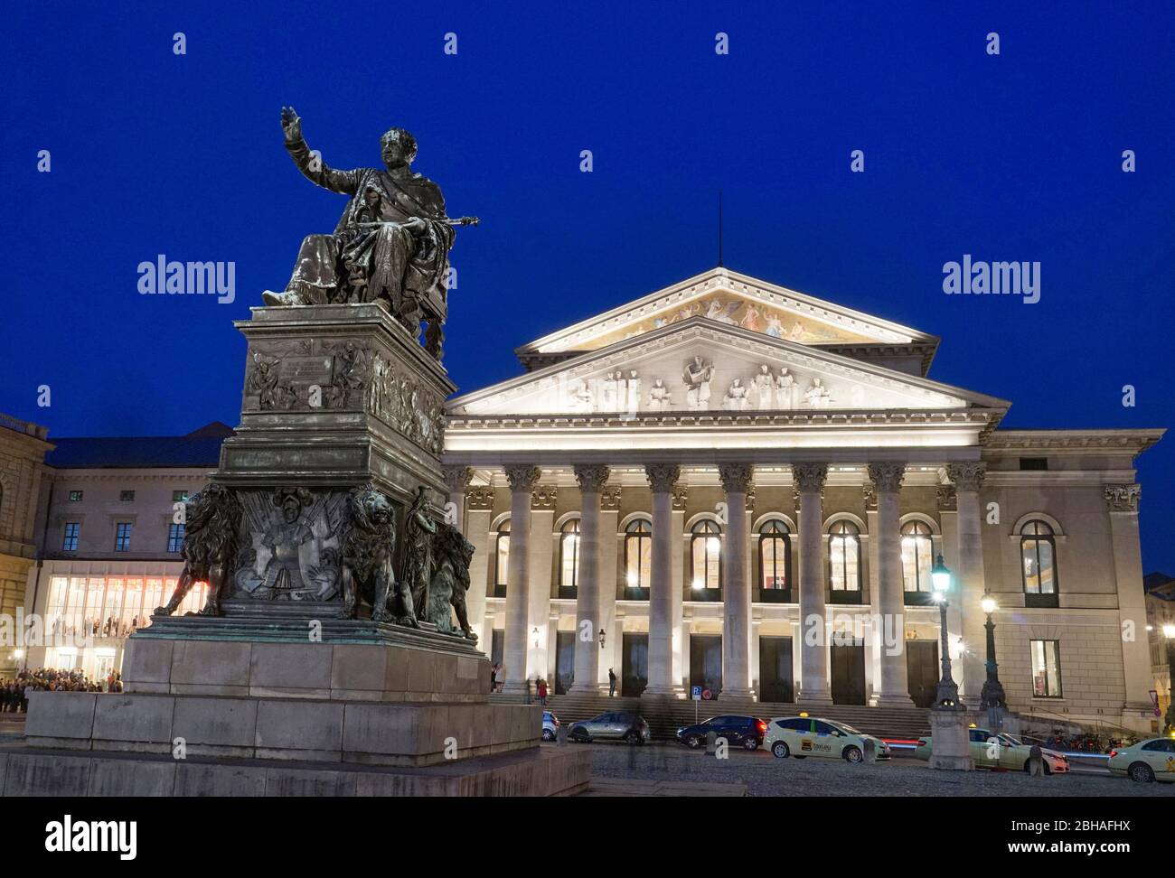 Deutschland, Bayern, München, Max-Joseph-Platz, Bayerisches Nationaltheater, Bayerische Staatsoper, König Max I. Joseph, am Abend Stockfoto