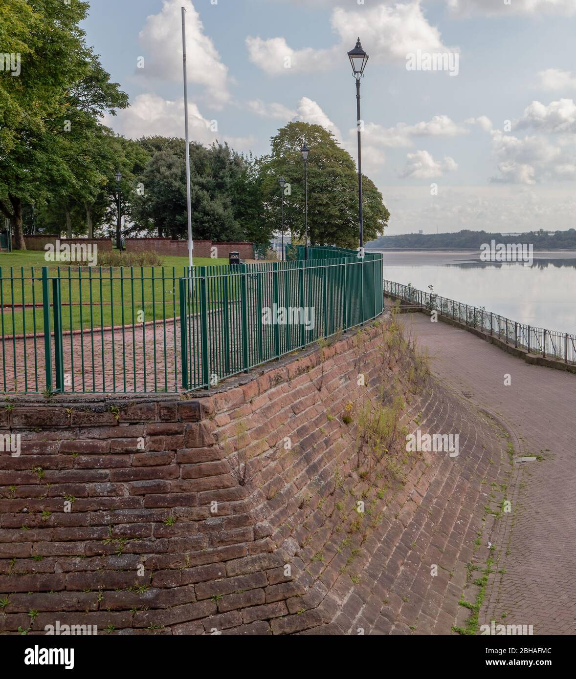 Victoria Promenade in Widnes, die entlang der Mersey Mündung verläuft und Teil des Trans Pennine Trail ist Stockfoto