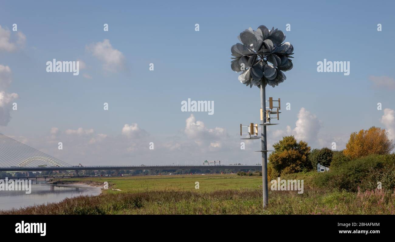 Future Flower, eine 14 Meter hohe Kunstinstallation bei Widnes Warth, entworfen von den Architekten Tonkin Liu, mit Metallblättern und Windlicht Stockfoto
