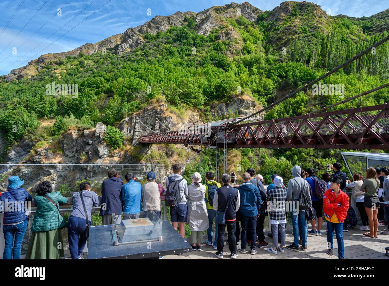 Touristen beobachten Bungy, die von der Hängebrücke der Kawarau Gorge in der Nähe von Queenstown, Otago, Neuseeland, springen. Stockfoto