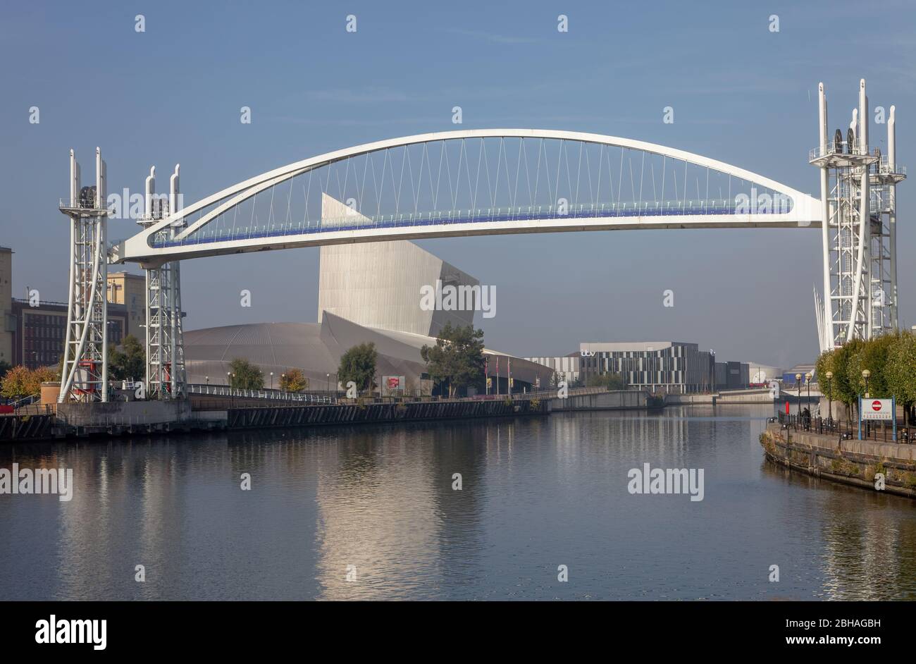 Die Lowry Bridge bei Salford Quays ist eine vertikale Liftbrücke, die Schiffen entlang des Manchester Ship Canal ermöglicht. Imperial war Museum North liegt dahinter. Stockfoto