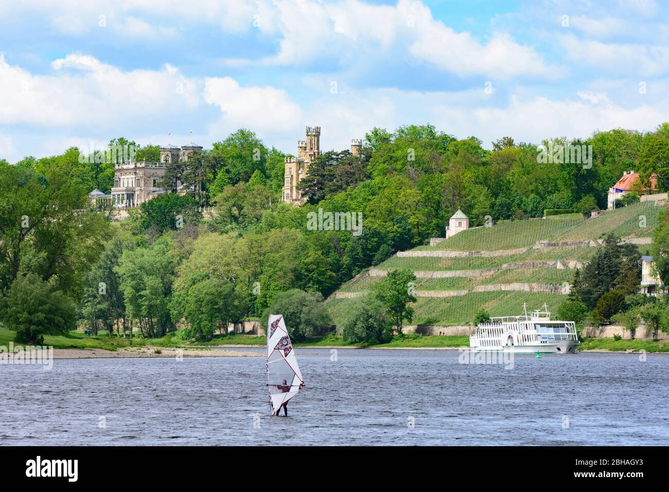 Dresden: Schlösserl Elbschlösser, Albrechtsschlösser, Schloss Albrechtsberg, Lingnerschloss (Villa Stockhausen), Schloss Eckberg, Elbe, Surfer, Ausflugsschiff in Loschwitz, Sachsen, Sachsen, Deutschland Stockfoto