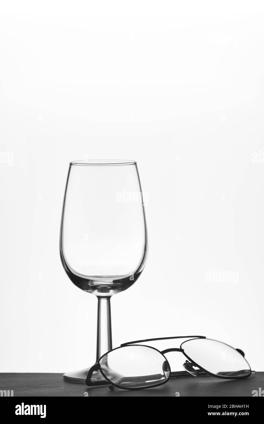 Leeres Weinglas und Gläser auf Weiß Stockfoto