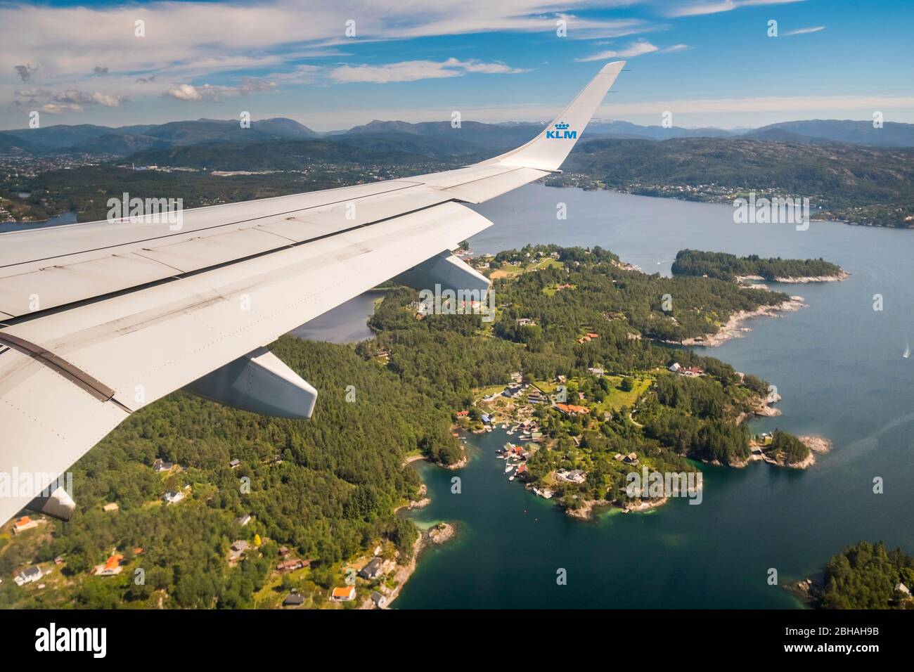 Wir nähern uns dem Flughafen Bergen und blicken über die Flügel zu den Fjorden von Bergen, Blomsterdalen, Kokstad, Hordaland, Norwegen, Skandinavien, Europa Stockfoto