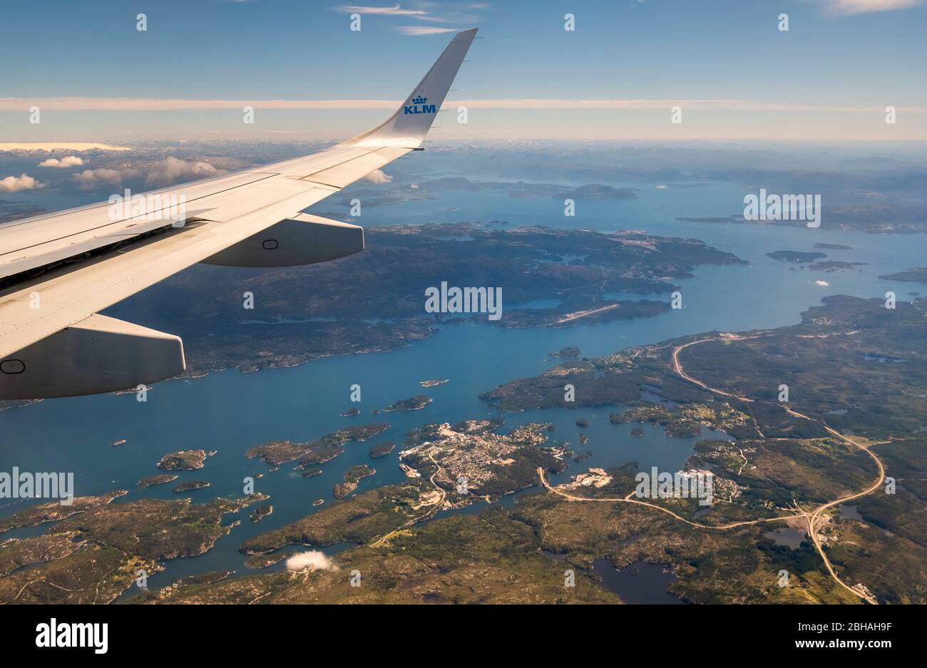 Wir nähern uns dem Flughafen Bergen und blicken über die Flügel zu den Fjorden von Bergen, Blomsterdalen, Kokstad, Hordaland, Norwegen, Skandinavien, Europa Stockfoto