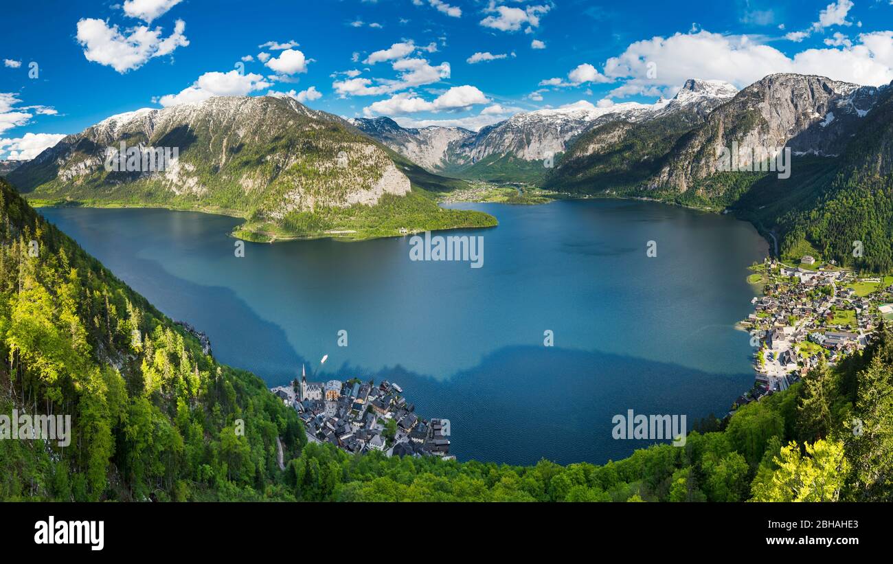 Panorama der Alpen Berge über dem berühmten Dorf Hallstatt, Österreich Stockfoto