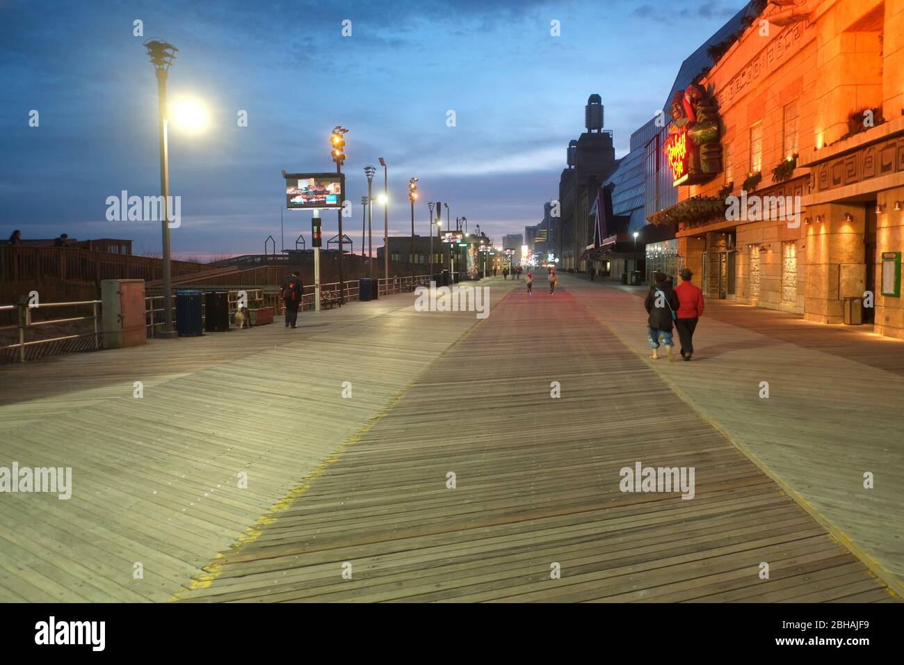 Atlantic City Boardwalk mit geschlossenen Hotels entlang des Weges Stockfoto
