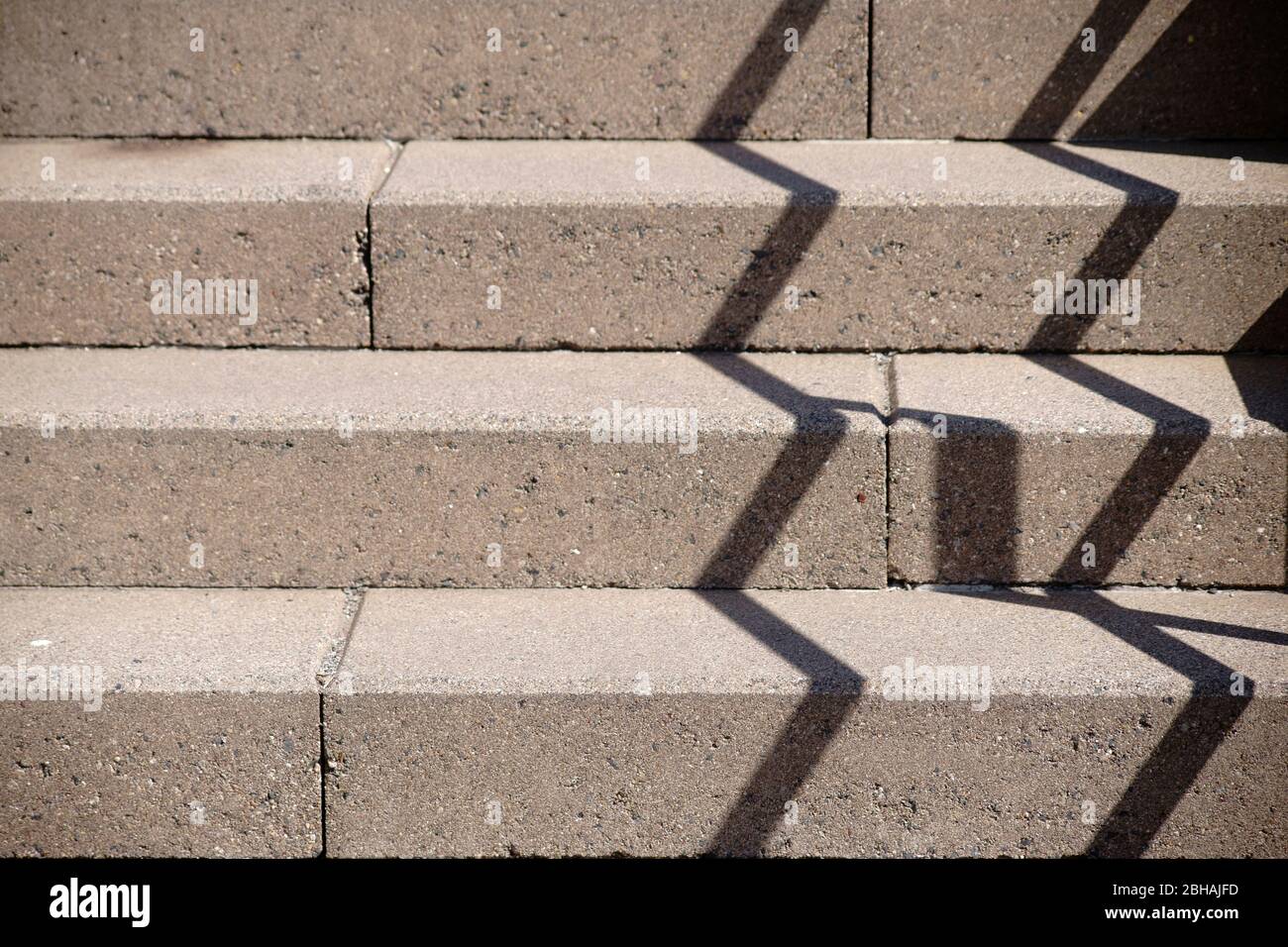 Die Nahaufnahme der Treppe mit dem Schatten eines Geländers. Stockfoto