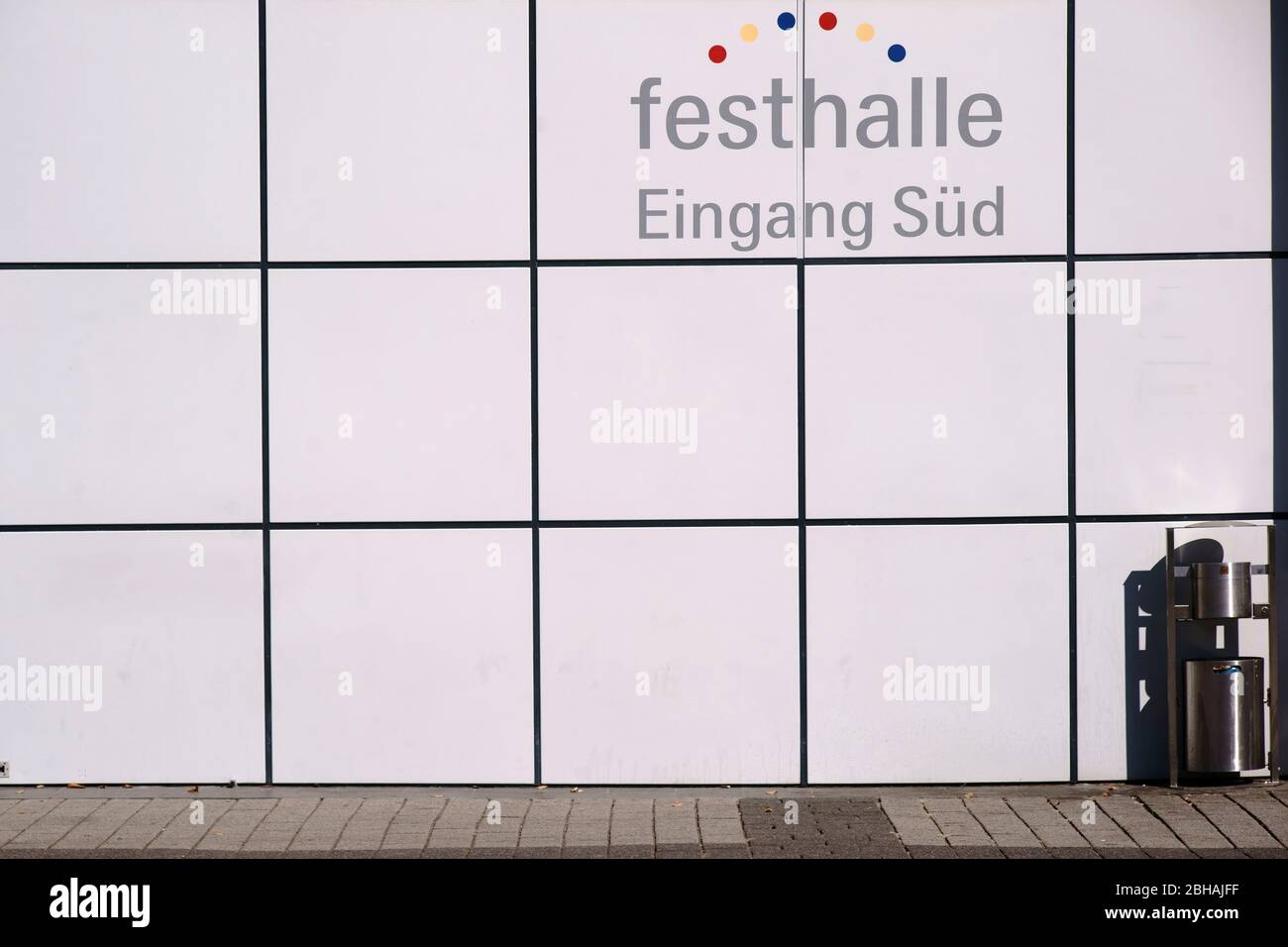 Moderne Architektur im Sonnenlicht am Südeingang der Festhalle Messe Frankfurt. Stockfoto