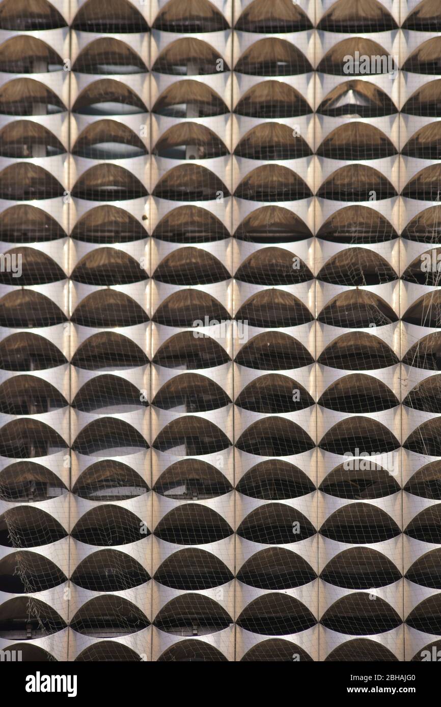 Eine moderne und elegante façade Verkleidung eines Geschäftsgebäudes aus Edelstahl. Stockfoto