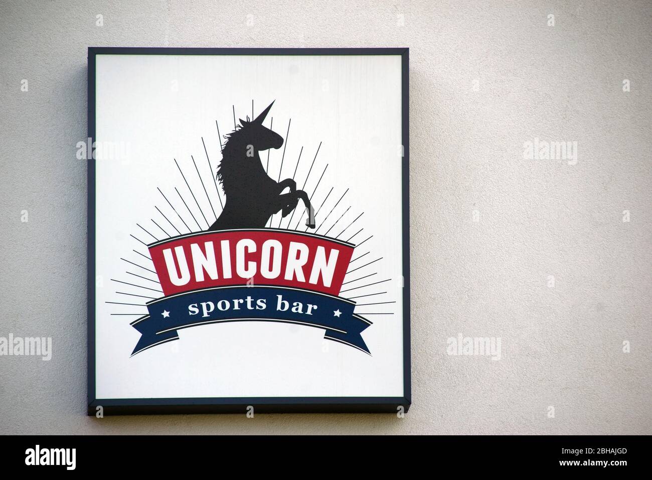 Das Zeichen der Unicorn Sportsbar an der Außenfassade des modernen Bahnhofsgebäudes in Pirmasens. Stockfoto