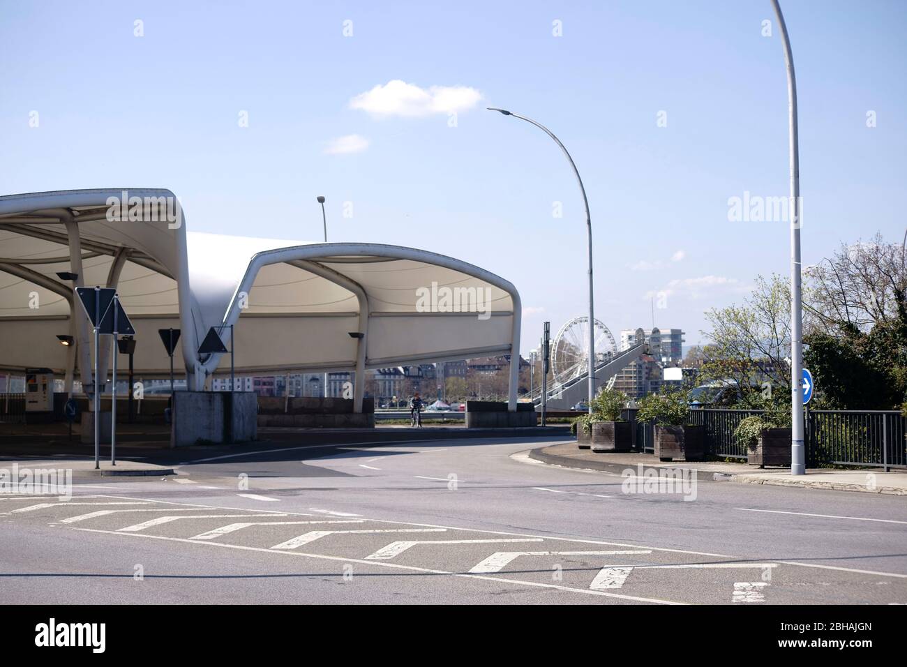 Der moderne überdachte Busbahnhof des Bahnhofs Brückenkopf in Mainz Kastel an der Theodor-Heuss-Brücke in Mainz. Stockfoto