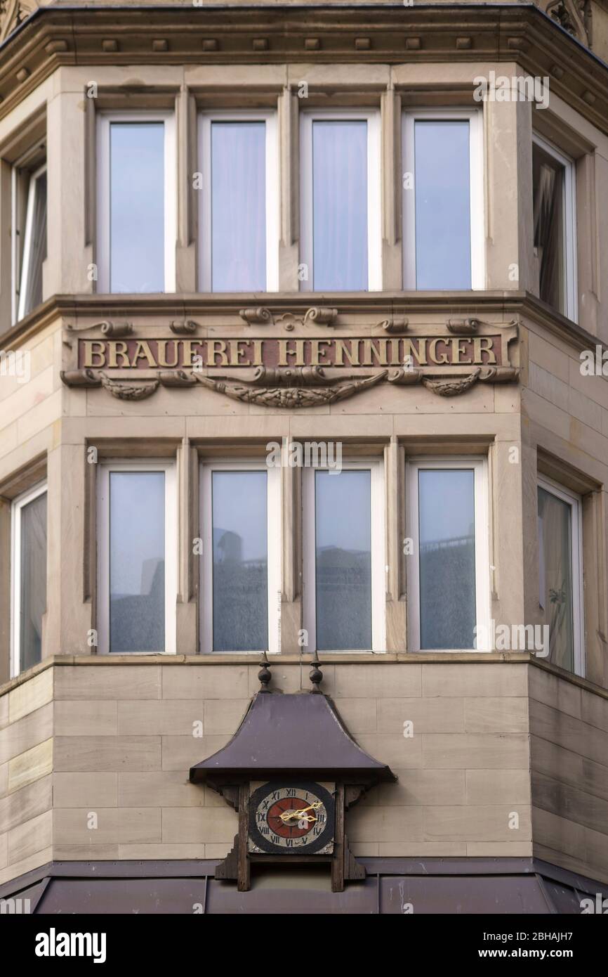Frankfurt, Deutschland - 24 März, 2019: Der stillgelegten Brauerei Gebäude der Henninger Brauerei mit einer Uhr und das Logo am 24. März 2019 in Frankfurt am Main. Stockfoto